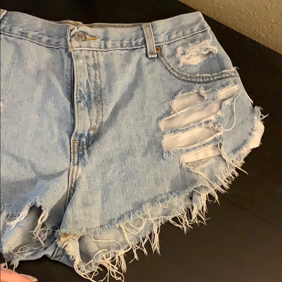 ⚡️SALE⚡️Highwaisted Levi’s Shorts - Picture 2 of 4